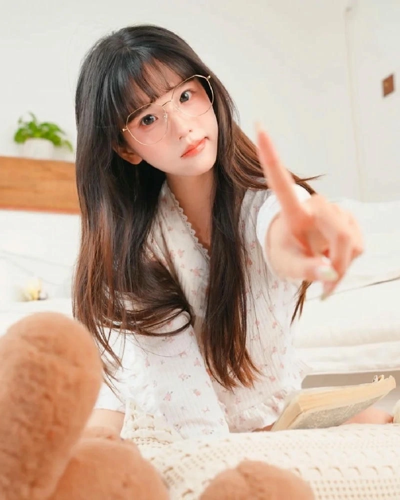 Ảnh gái xinh mặc đồ ngủ với diện mạo xinh