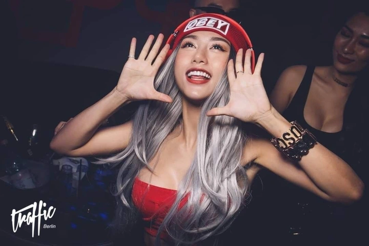 Ảnh gái xinh tại bar kiêu sa rạng rỡ