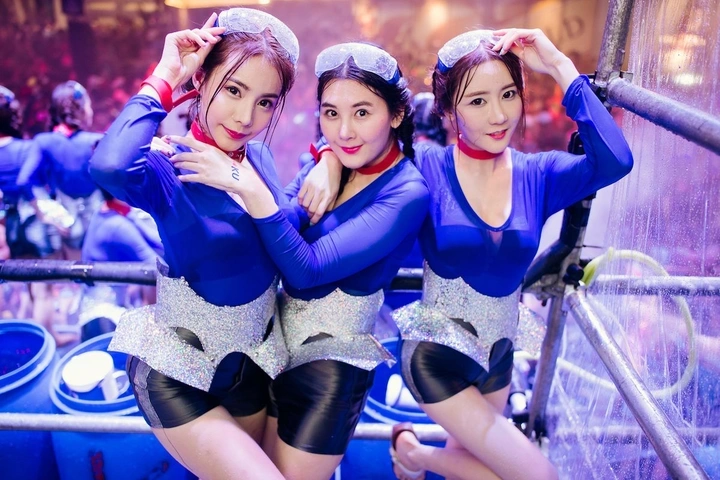 Ảnh gái xinh tại quán bar gợi cảm thanh lịch
