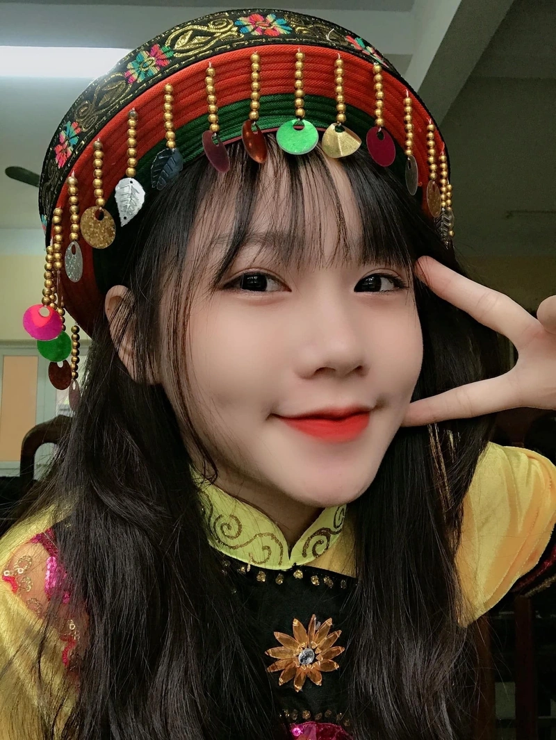 Ảnh gái xinh tóc dài mơ màng thơ mộng