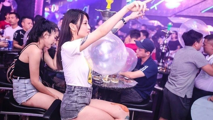 Ảnh gái xinh trong bar trẻ trung duyên dáng