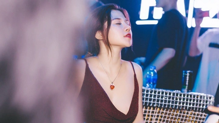 Ảnh gái xinh trong quán bar sang trọng quyến rũ