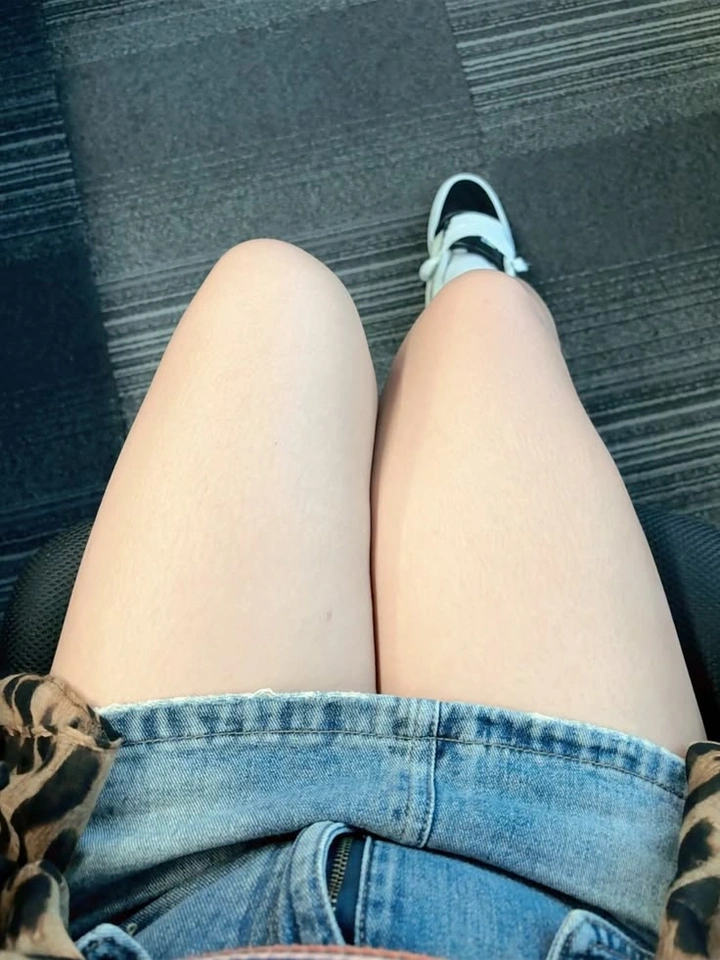 Ảnh gái xinh đùi trắng nõn nà