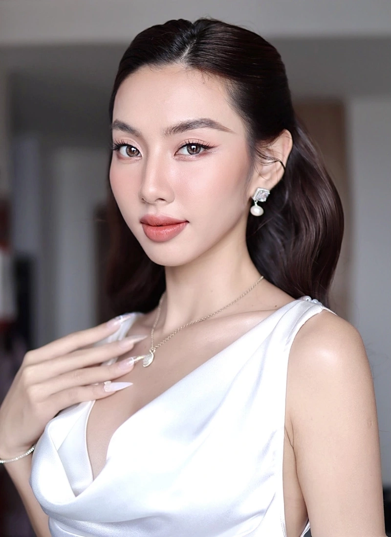 Ảnh hoa hậu Thùy Tiên sexy khoe đít săn chắc hút hồn
