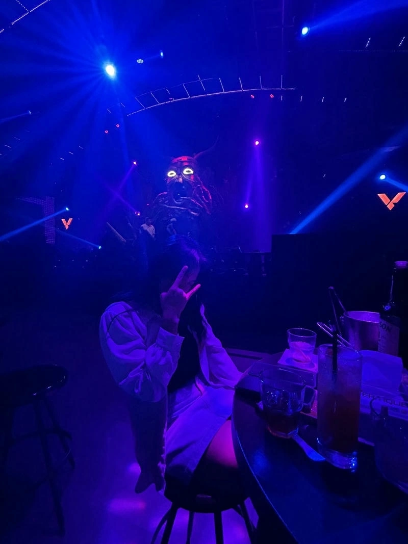 Ảnh kiểu gái karaoke sinh động hoàn hảo rõ nét