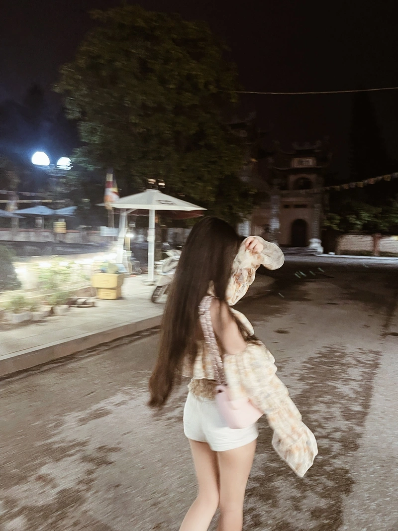 Ảnh nền cô gái quay lưng dịu mát an nhiên