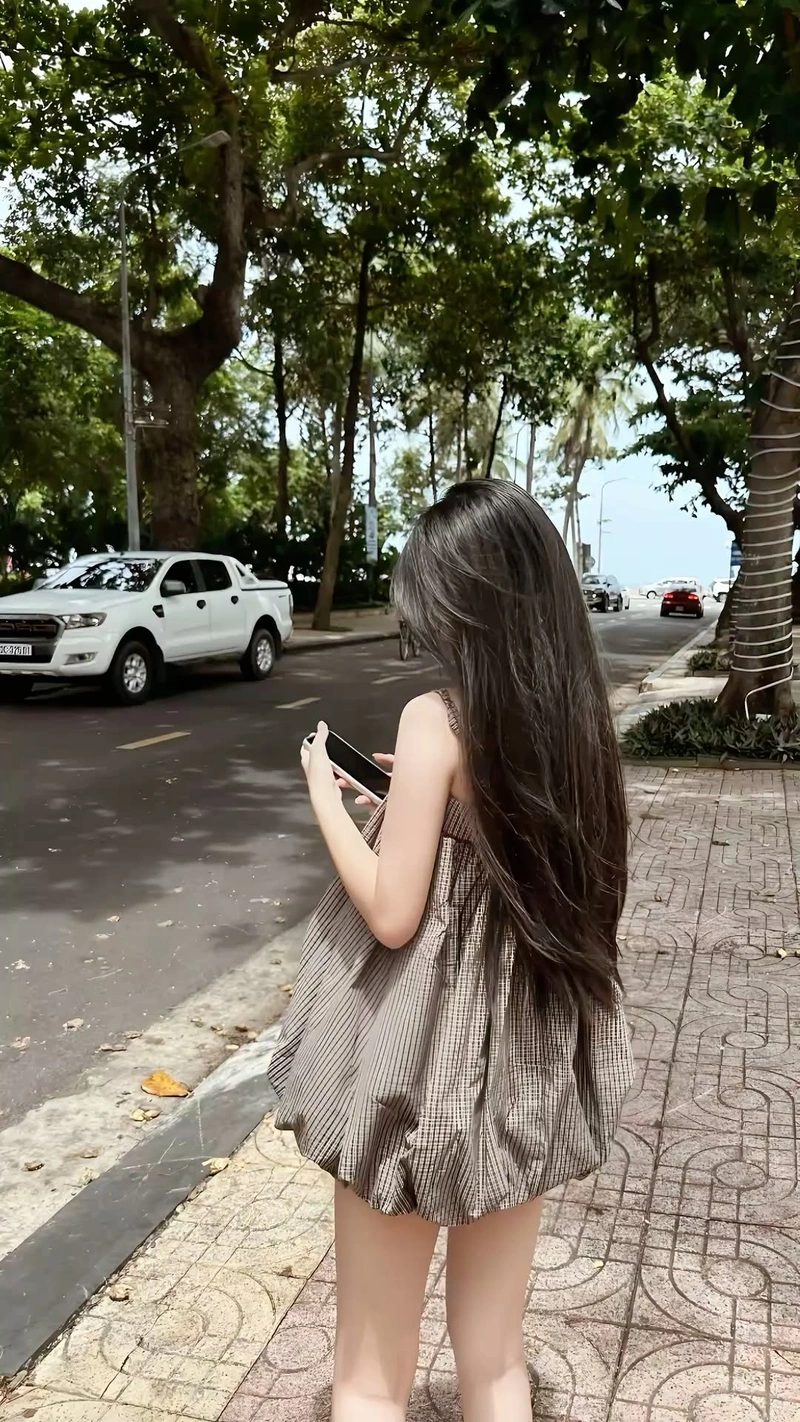 Ảnh nền cô gái quay lưng mong manh thuần khiết