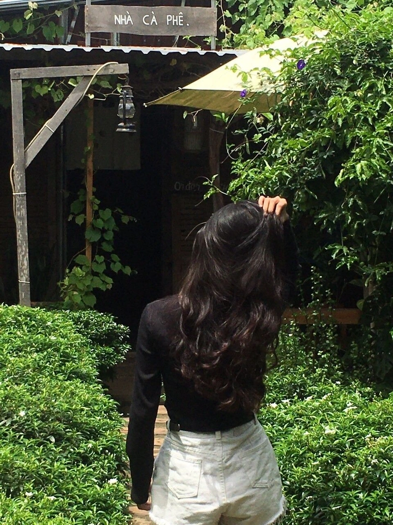 Ảnh nền cô gái quay lưng nhẹ nhàng sâu lắng