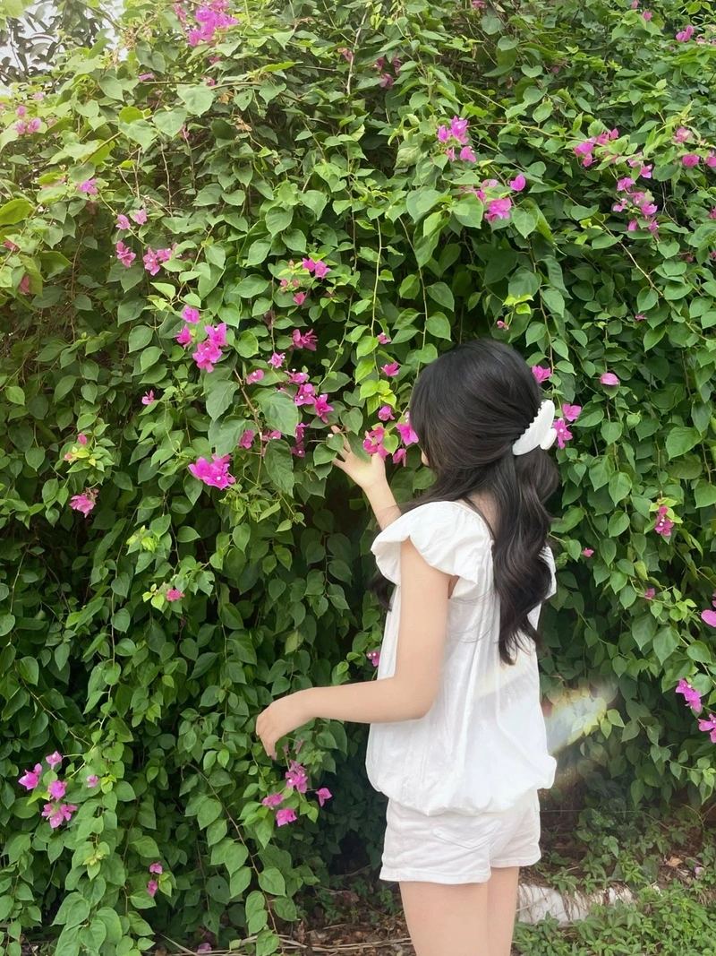 Ảnh nền cô gái quay lưng quyến rũ kín đáo