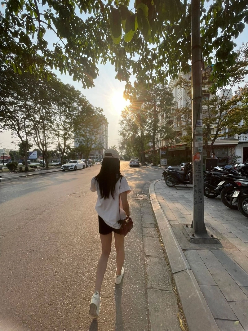 Ảnh nền cô gái quay lưng tinh khôi dịu mát