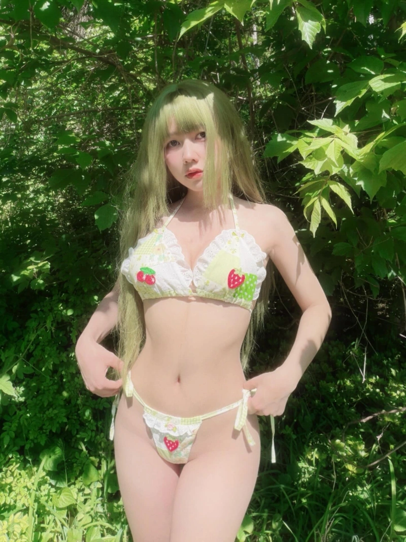 Arisa Nguyễn bikini mỏng manh lộ hàng nóng bỏng