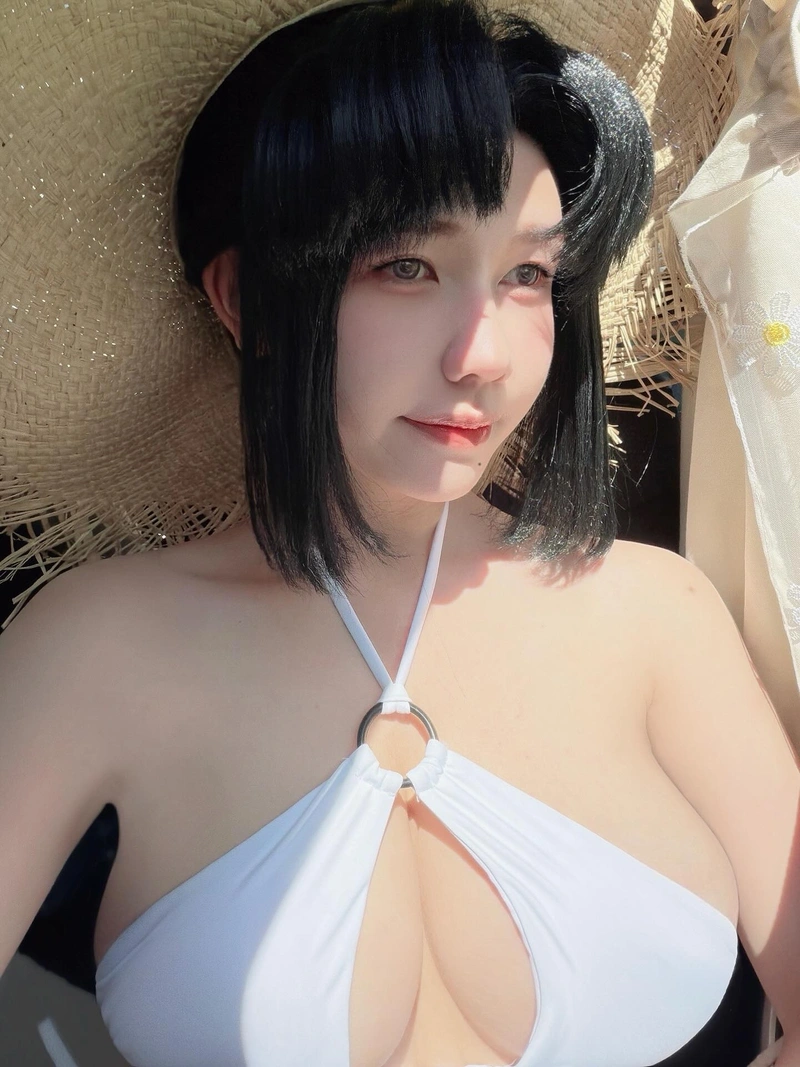 Arisa Nguyễn diện đồ bơi sexy lộ đường cong hoàn hảo