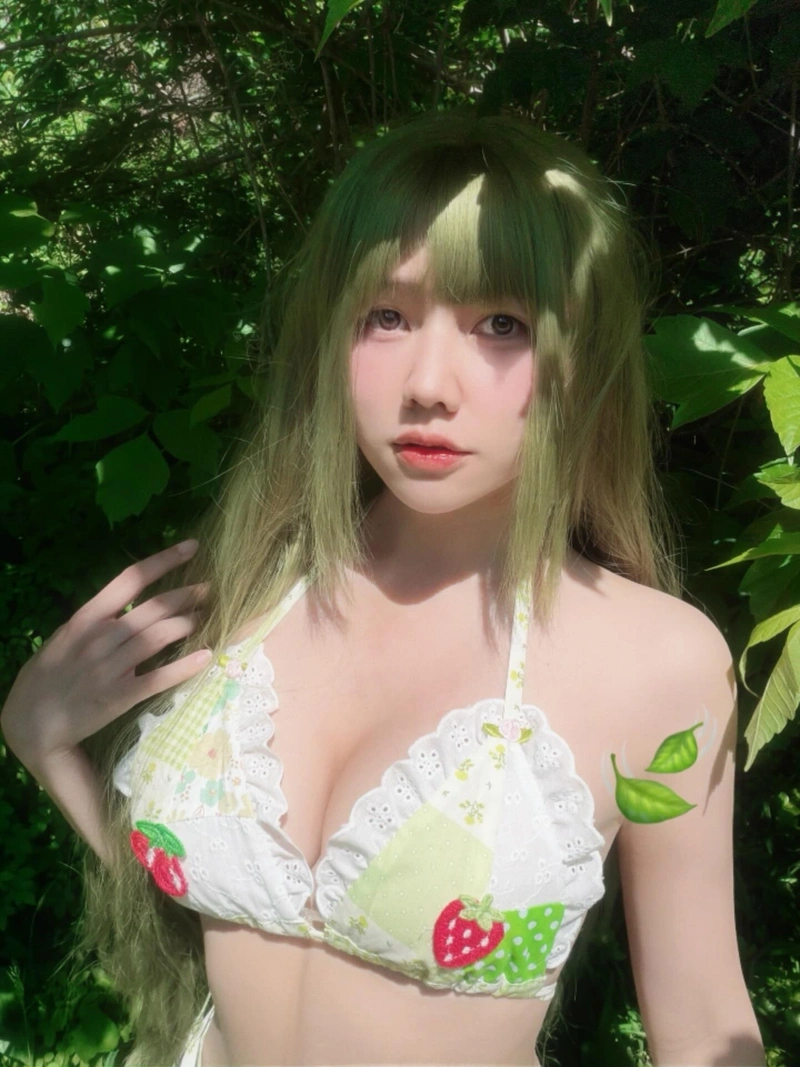 Arisa Nguyễn khoe ngực đầy đặn trong bộ bikini