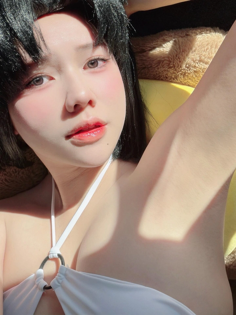 Arisa Nguyễn khoe thân hình gợi tình trong bộ bikini