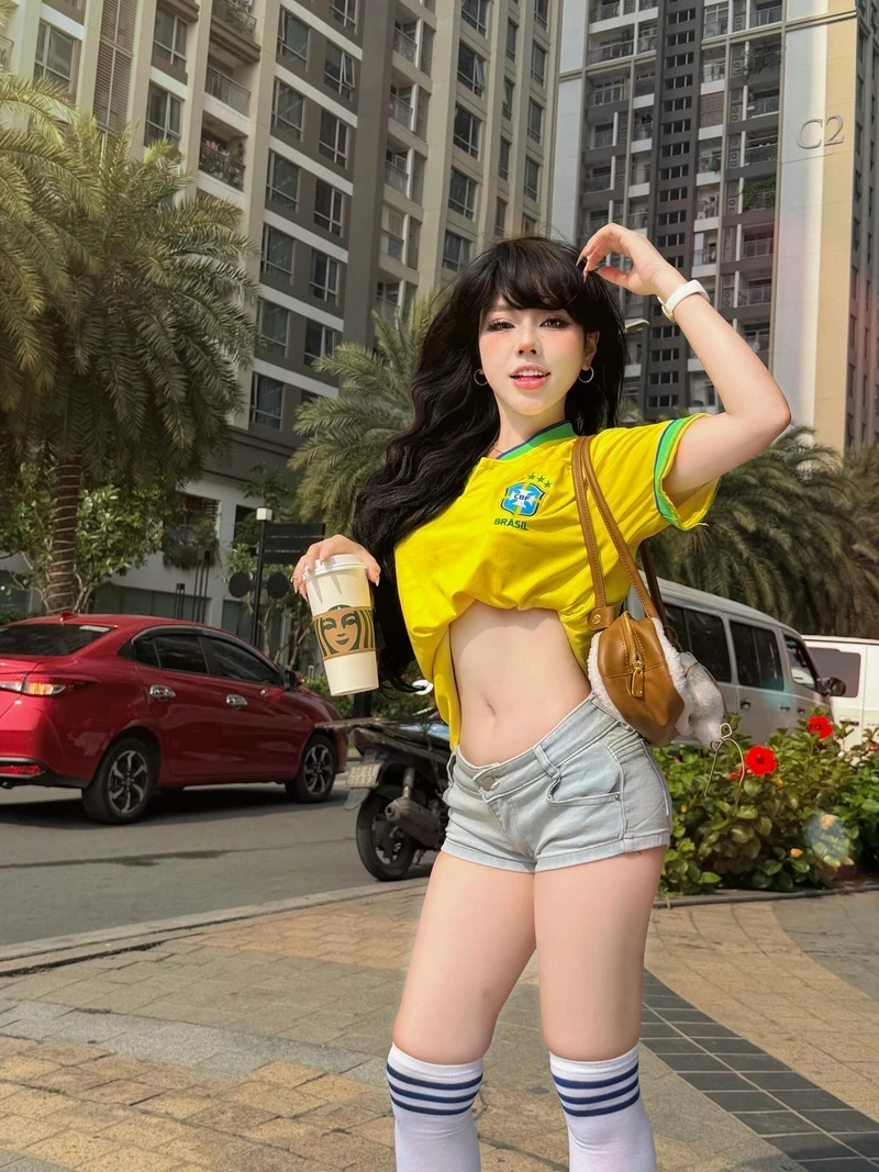 Bảo Khuyên bikini xanh dương vòng ba mẩy