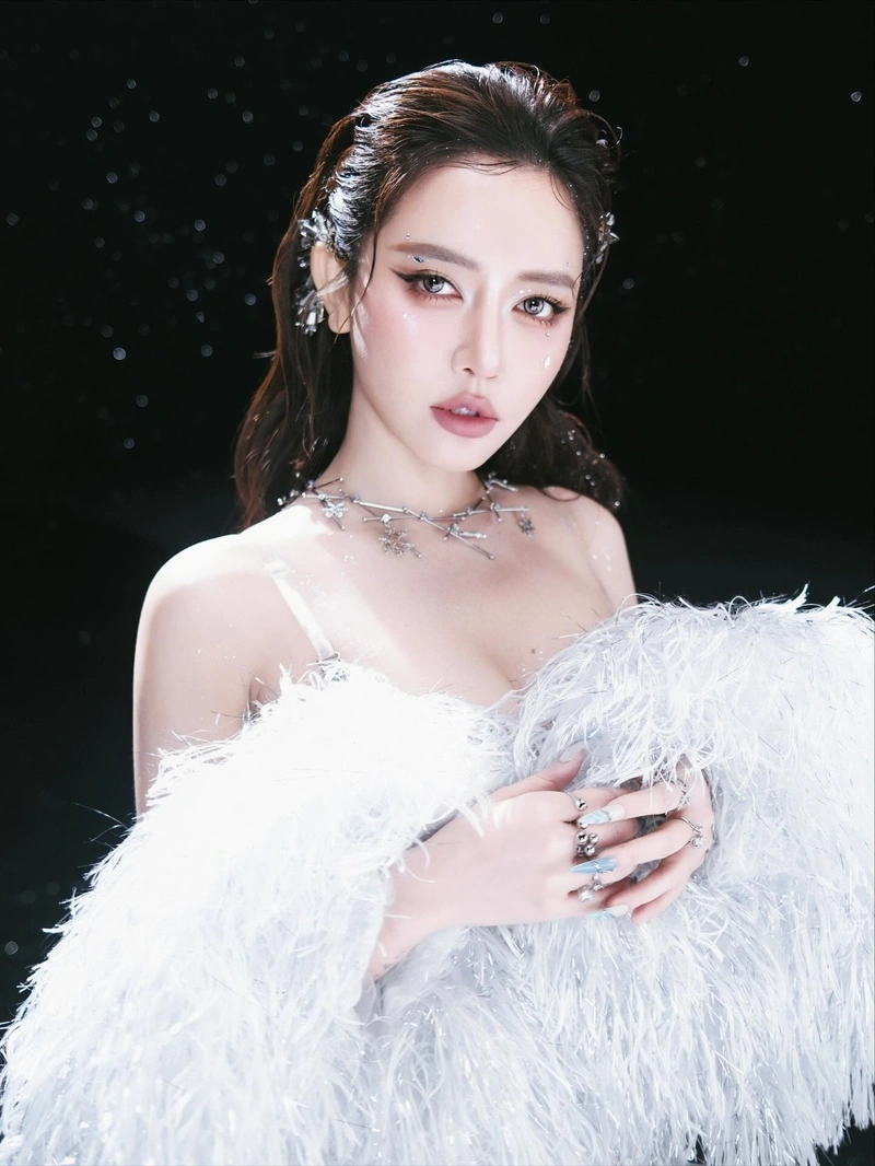 Bích Phương mặc bikini sexy mông cong cuốn hút