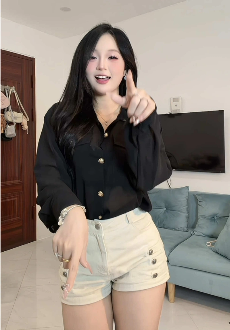 Bình An show hàng với bikini gợi cảm