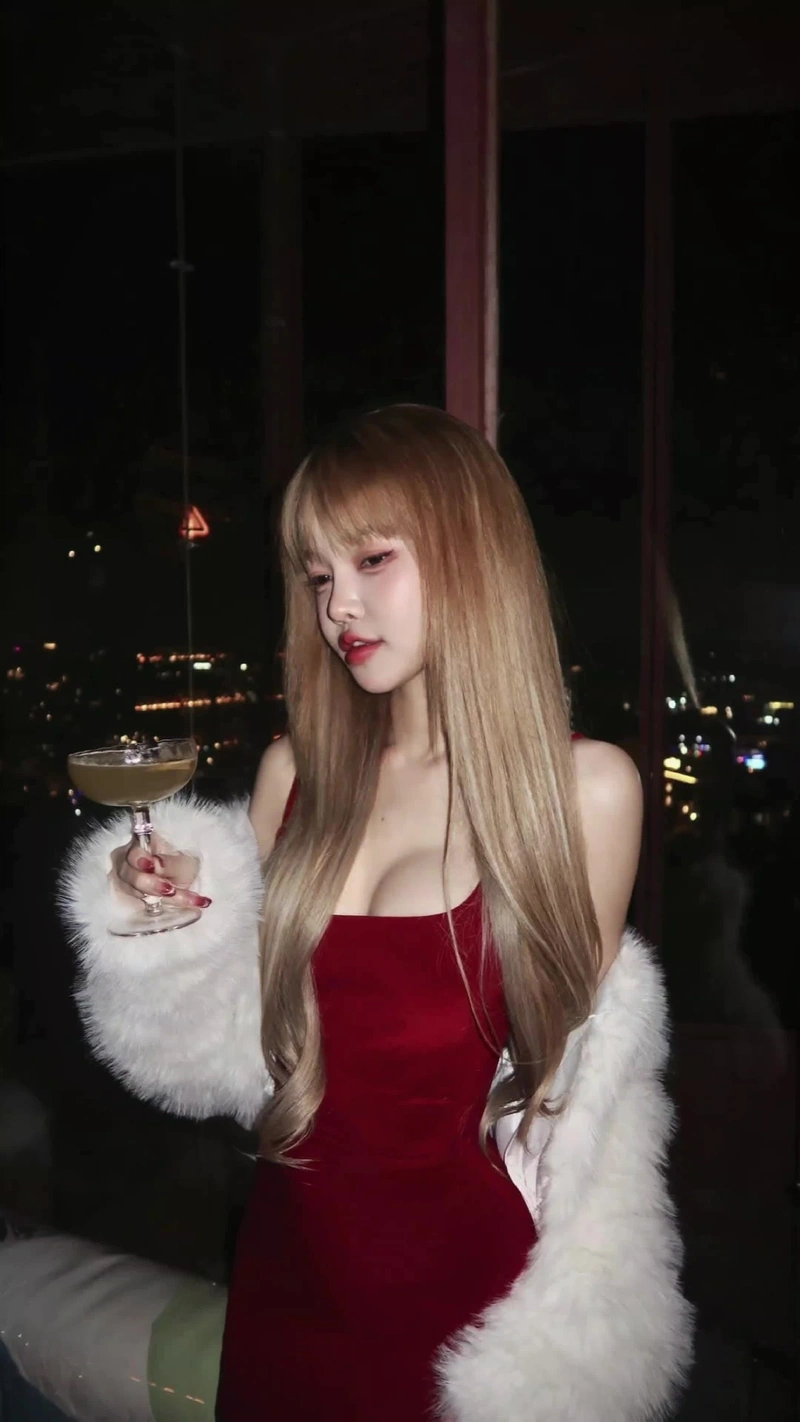 Chu Hồng Liên cởi áo bikini để lộ vòng một căng tròn