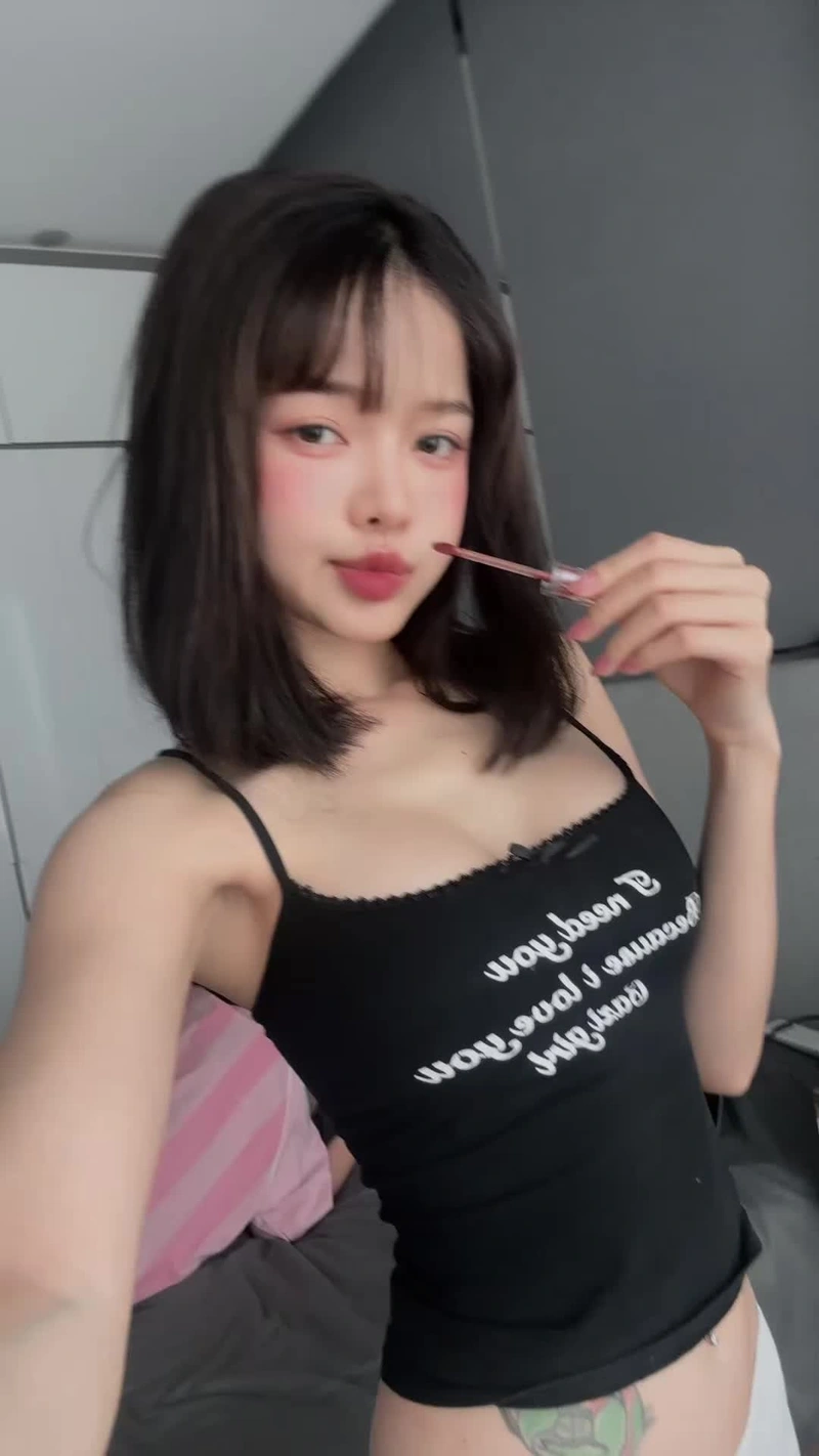 Chu Hồng Liên show hàng bikini mỏng manh gợi tình