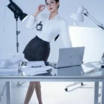 Cô gái công sở sở hữu nét thanh tú