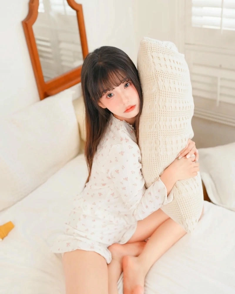 Cô gái trẻ mặc đồ ngủ trông thật duyên