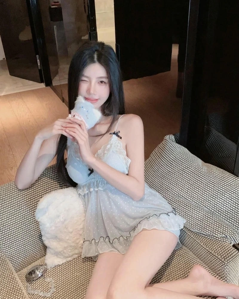 Cô gái xinh diện đồ ngủ với thần thái nhẹ