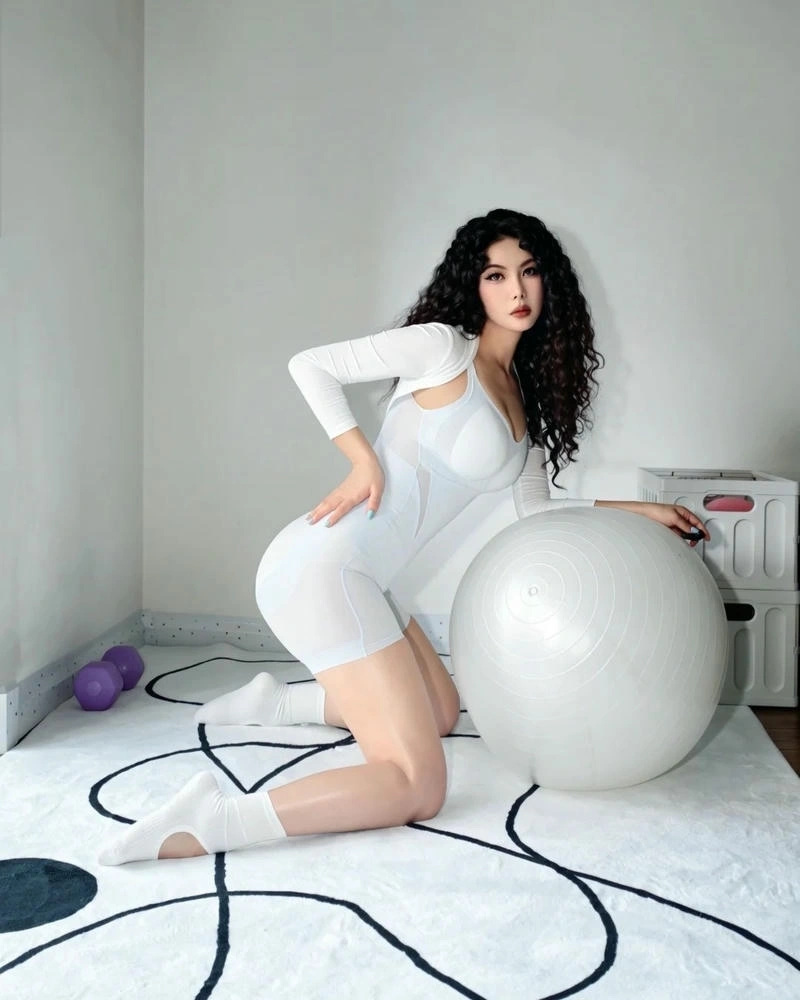 Cô gái xinh diện đồ ôm dáng trẻ trung