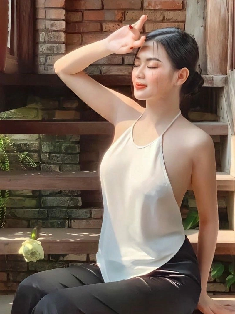 Cô gái xinh diện yếm mang vẻ dịu dàng