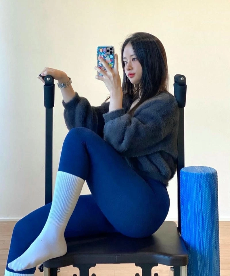 Cô gái xinh mặc legging với phong thái duyên dáng