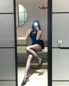 Cô gái xinh trong trang phục tất chân