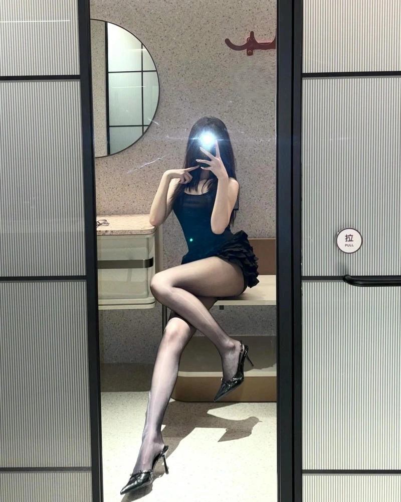 Cô gái xinh trong trang phục tất chân