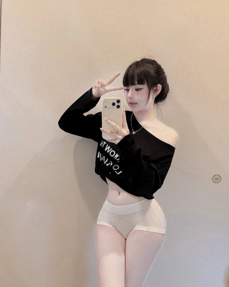 Cô giáo Hương diện bikini gợi cảm lộ vòng 3 căng tròn