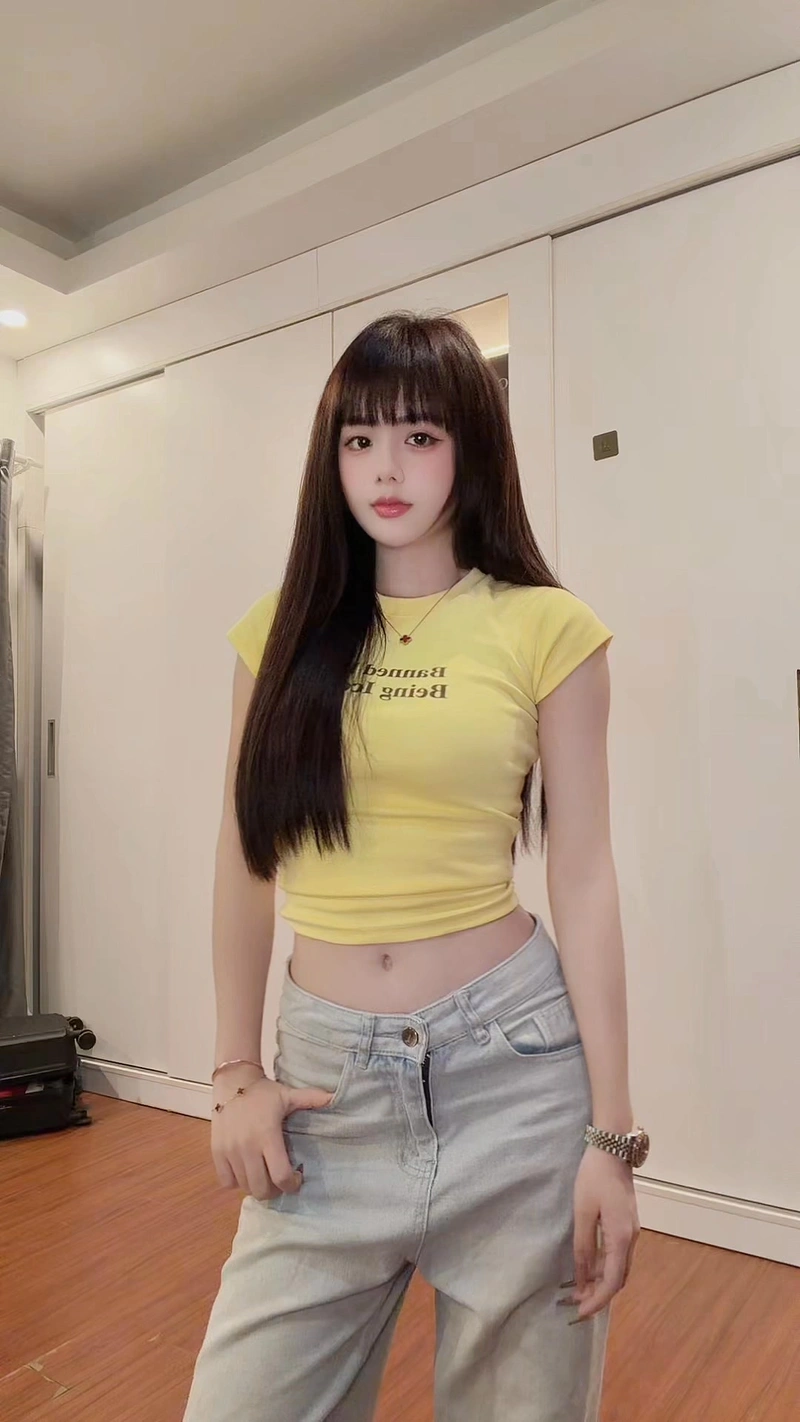 Cô giáo Hương diện bikini gợi tình lộ hàng nóng bỏng