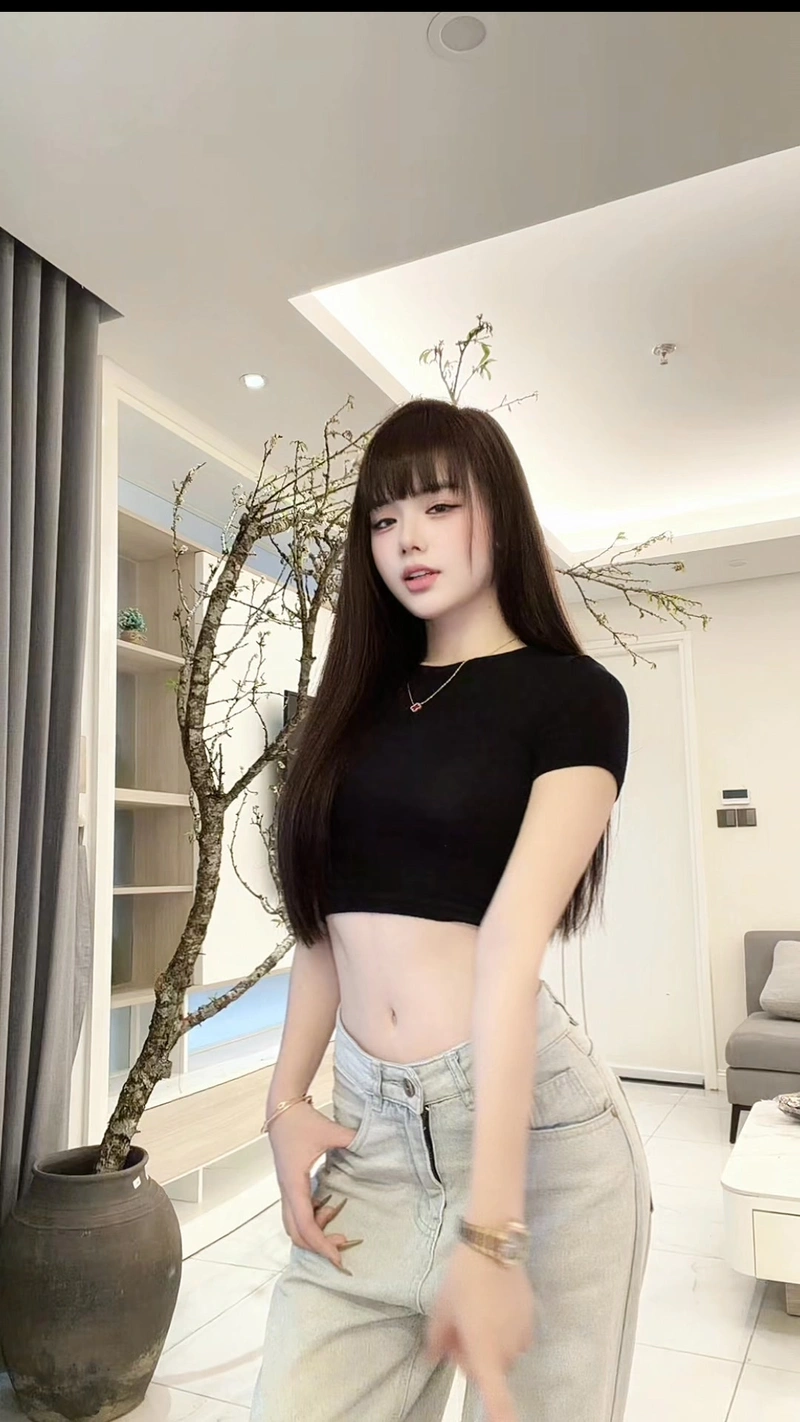 Cô giáo Hương khoe vòng 3 căng mọng trong bikini