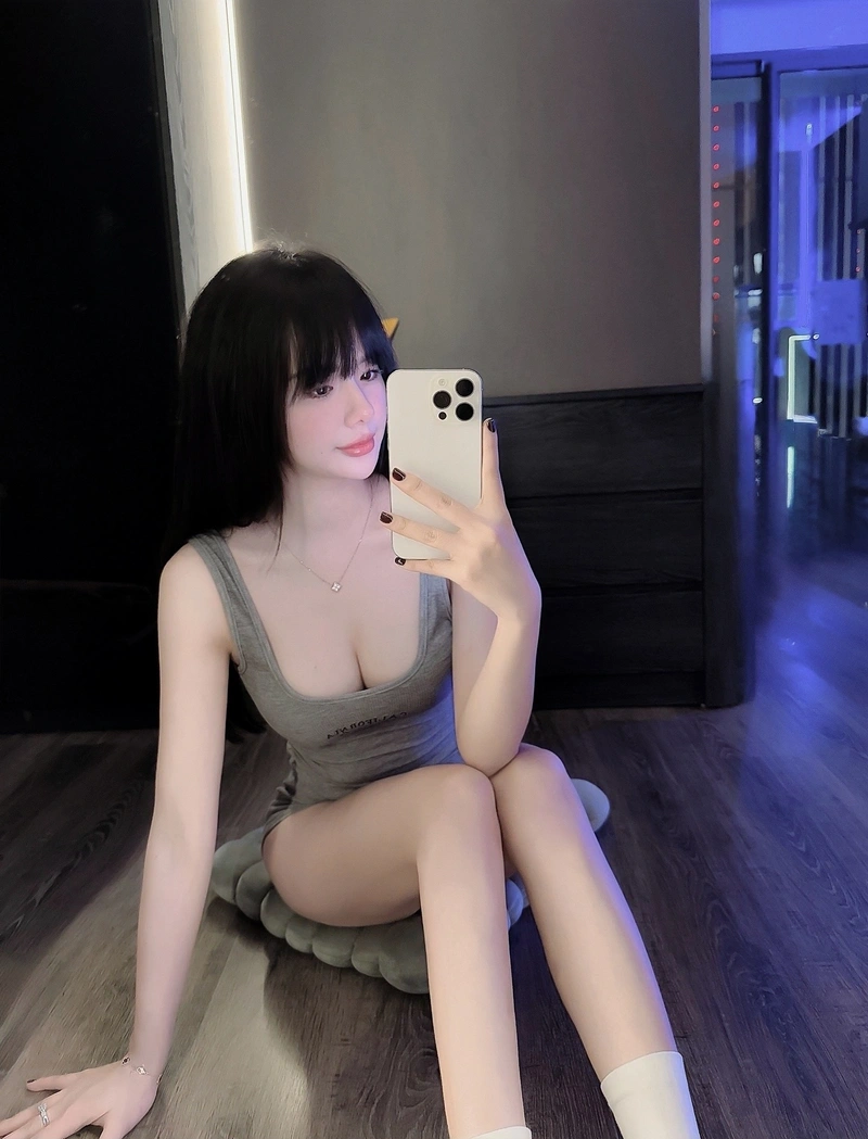 Cô giáo Hương trong bikini 2K rõ nét vòng 1 tròn