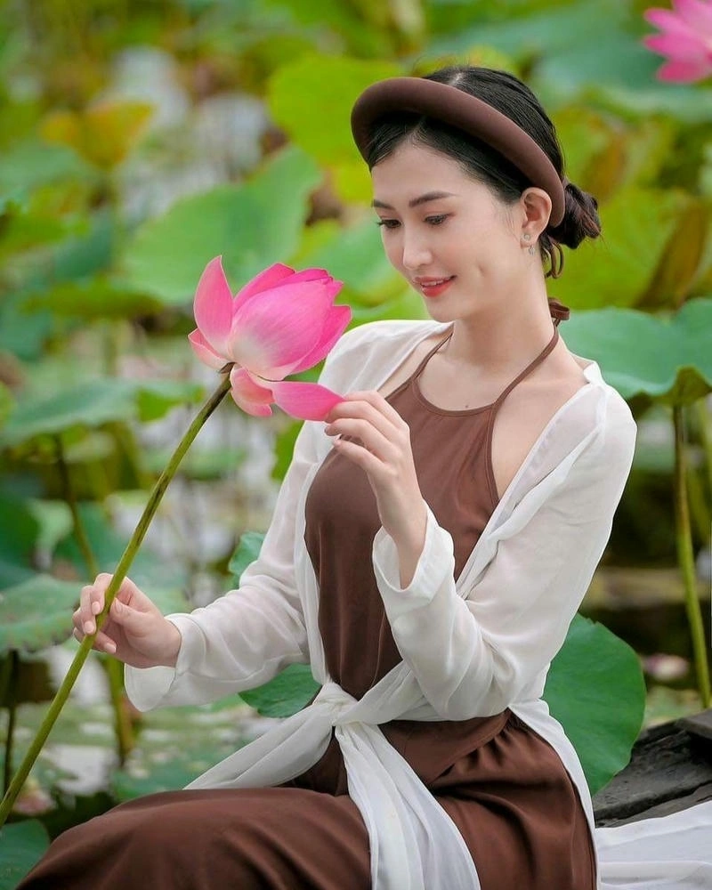 Cô nàng xinh đẹp trong bộ áo yếm