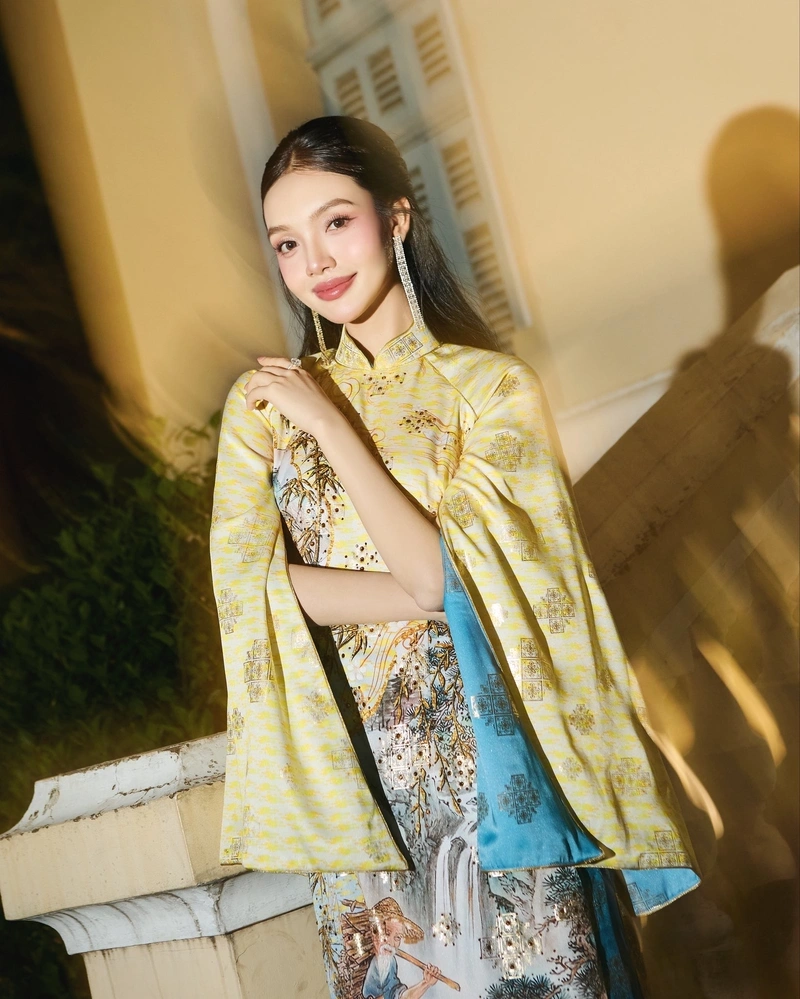 Đan Phượng khoe đít tròn trong tư thế gợi dục
