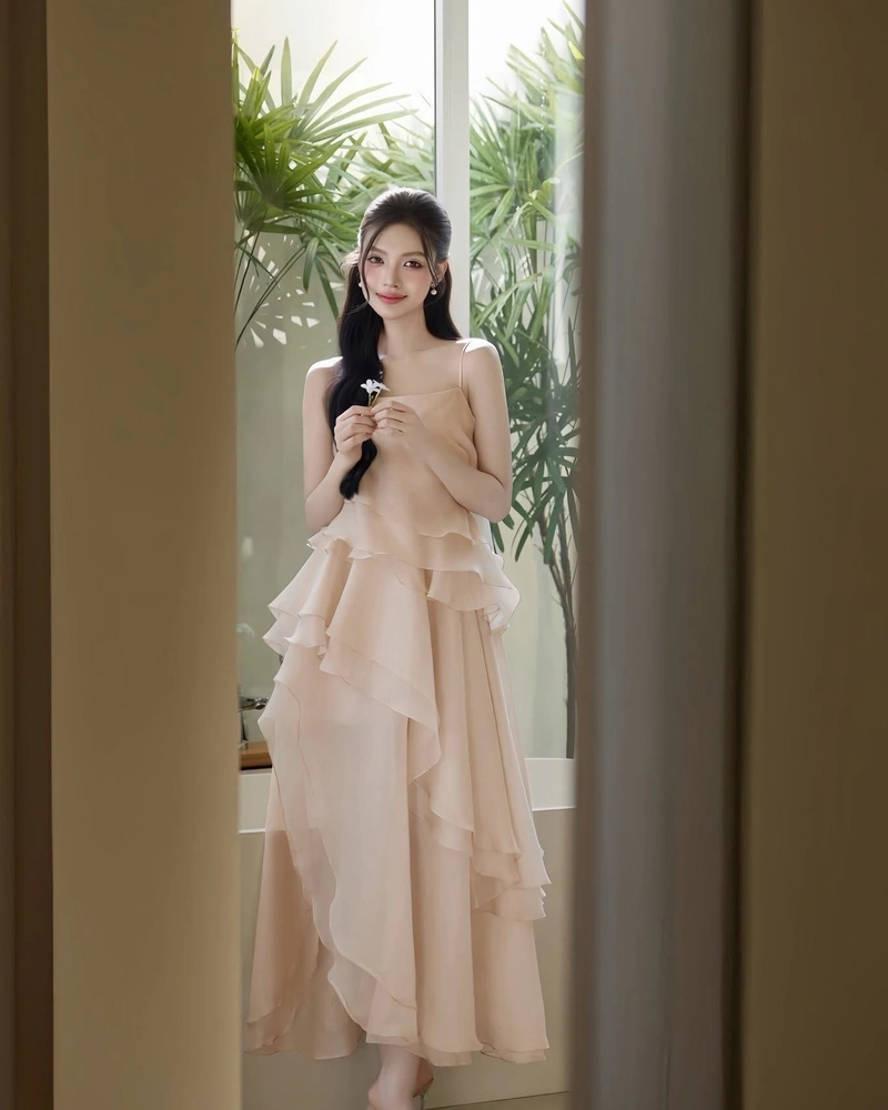 Đan Phượng pose dáng sexy bên hồ bơi khoe vòng 3