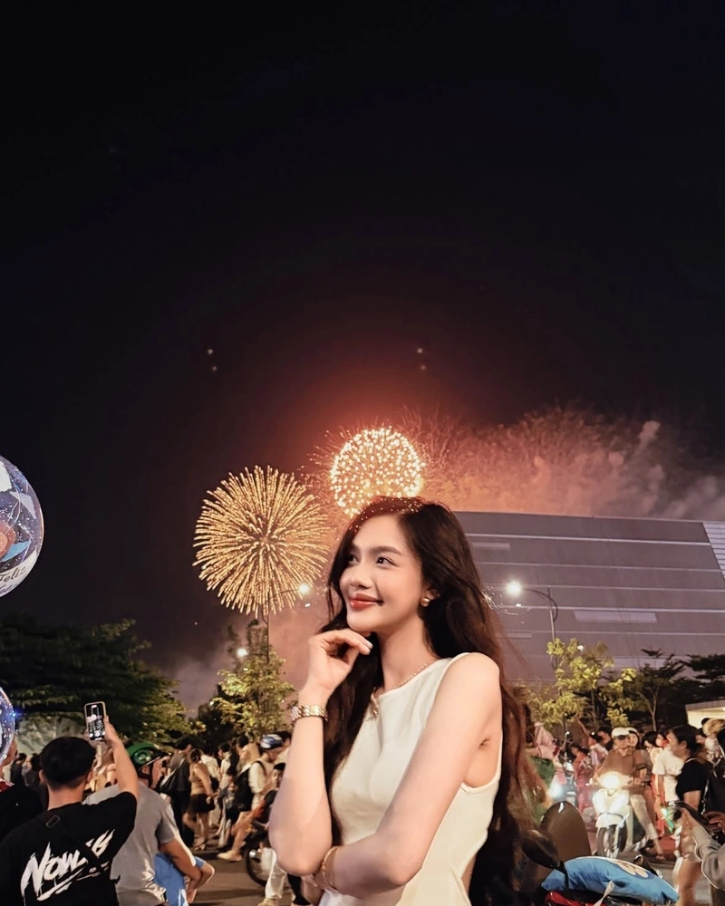 Đan Phượng show vòng 3 căng mịn quyến rũ hết nấc
