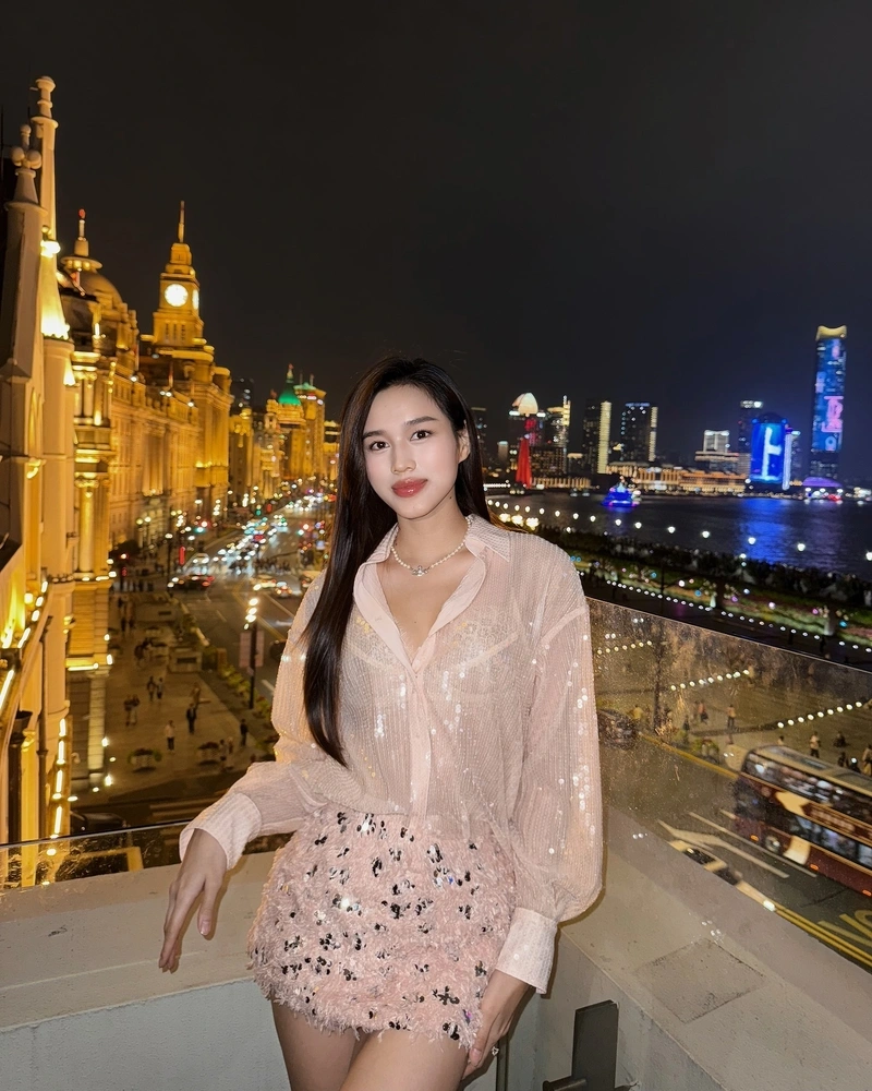 Đỗ Thị Hà body gợi tình với bikini mỏng