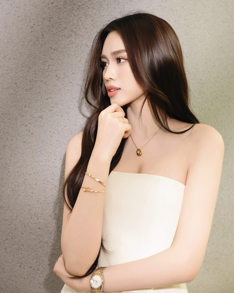 Đỗ Thị Hà khoe vòng ba trong bikini sexy