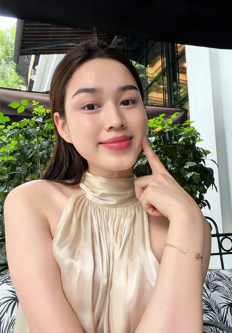 Đỗ Thị Hà lột bikini khoe da thịt mịn