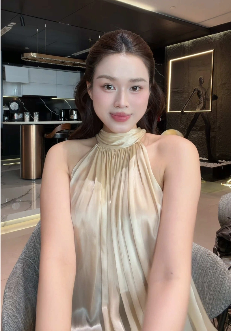 Đỗ Thị Hà show hàng với bikini gợi cảm