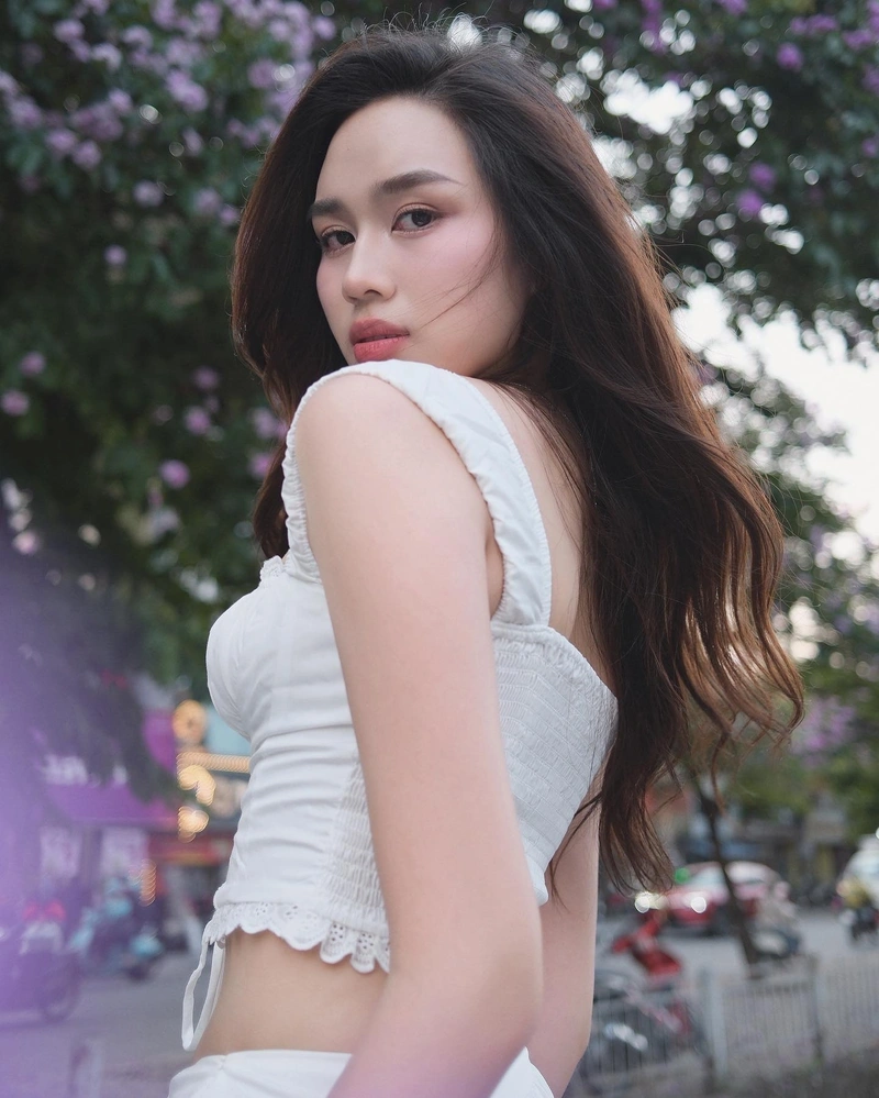Đỗ Thị Hà show vòng một gợi dục siêu phẩm