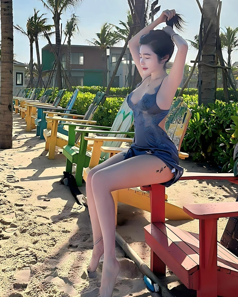 Elly Trần cởi đồ để lộ vòng 1 tròn đầy dâm dục