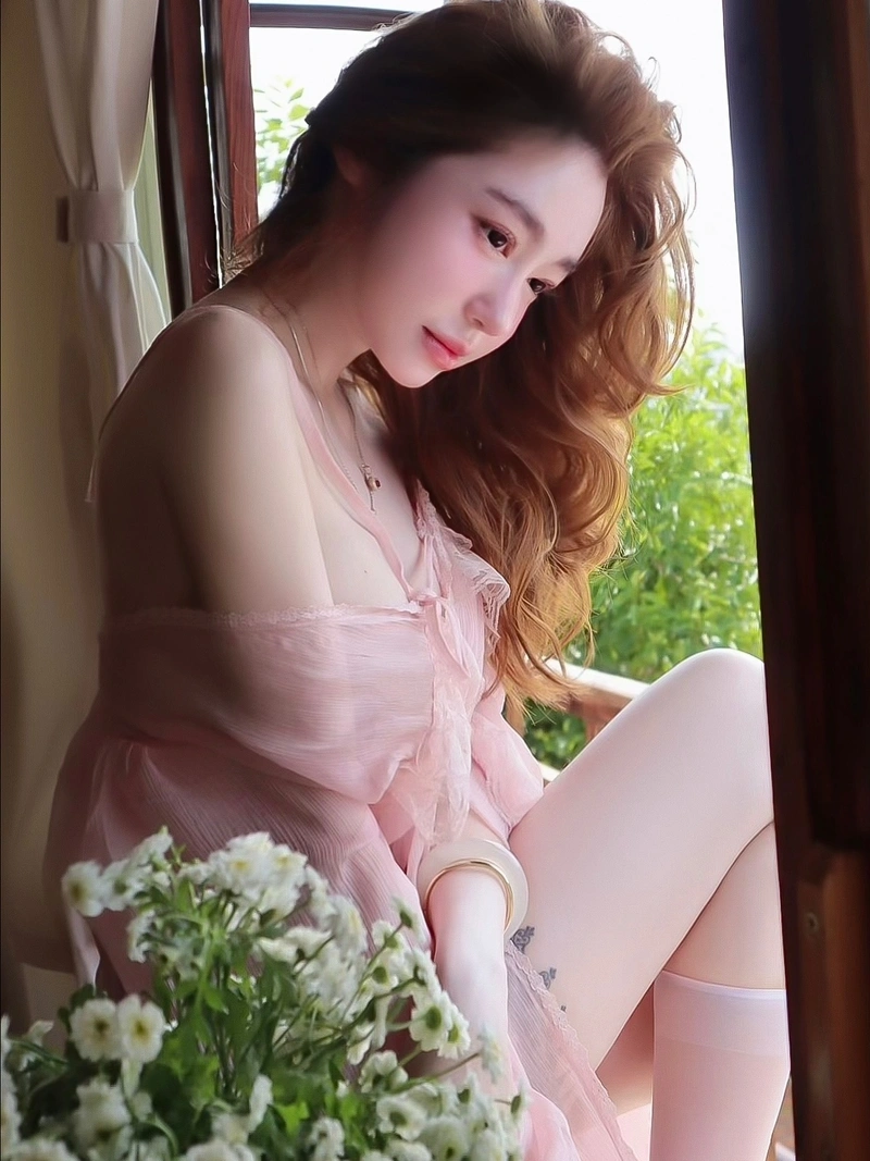 Elly Trần khỏa thân 4K lộ vòng một đầy đặn