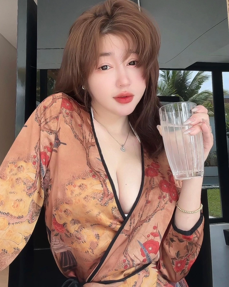 Elly Trần lột đồ show hàng ngực đầy gợi tình