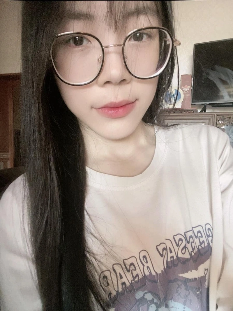 Gái 2k12 xinh xắn trong trẻo
