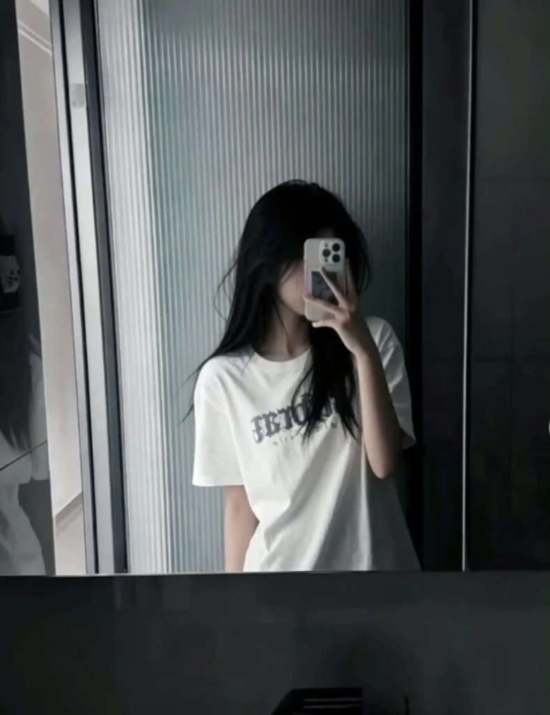 Gái che mặt bằng điện thoại xinh xắn rạng rỡ