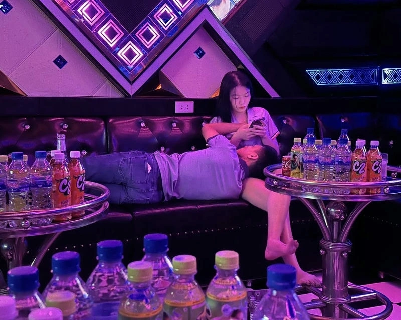 Gái karaoke kiểu ảnh sáng tạo cân xứng độc đáo